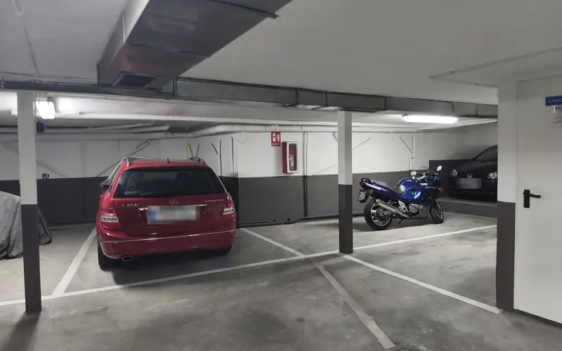 Garaje comunitario en terreno granítico, Moralzarzal