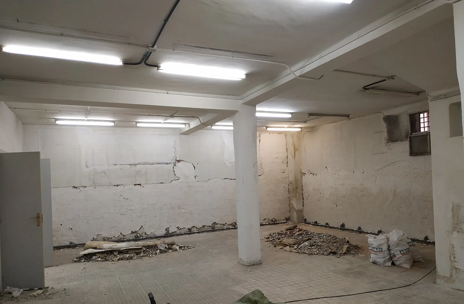 Local en obra con las perforaciones alineadas en la base de los muros