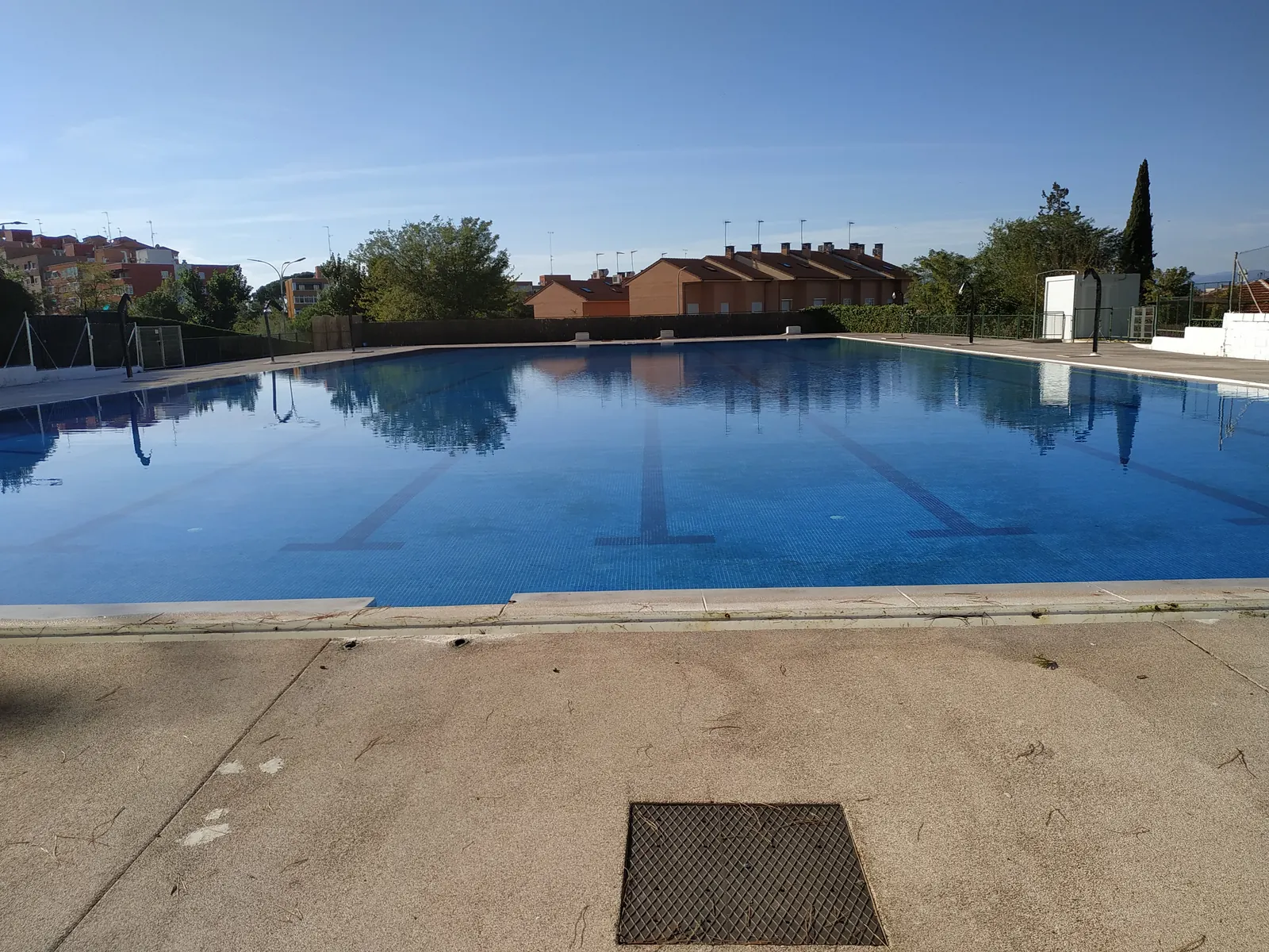 Piscina llena y en servicio tras el drenaje del terreno