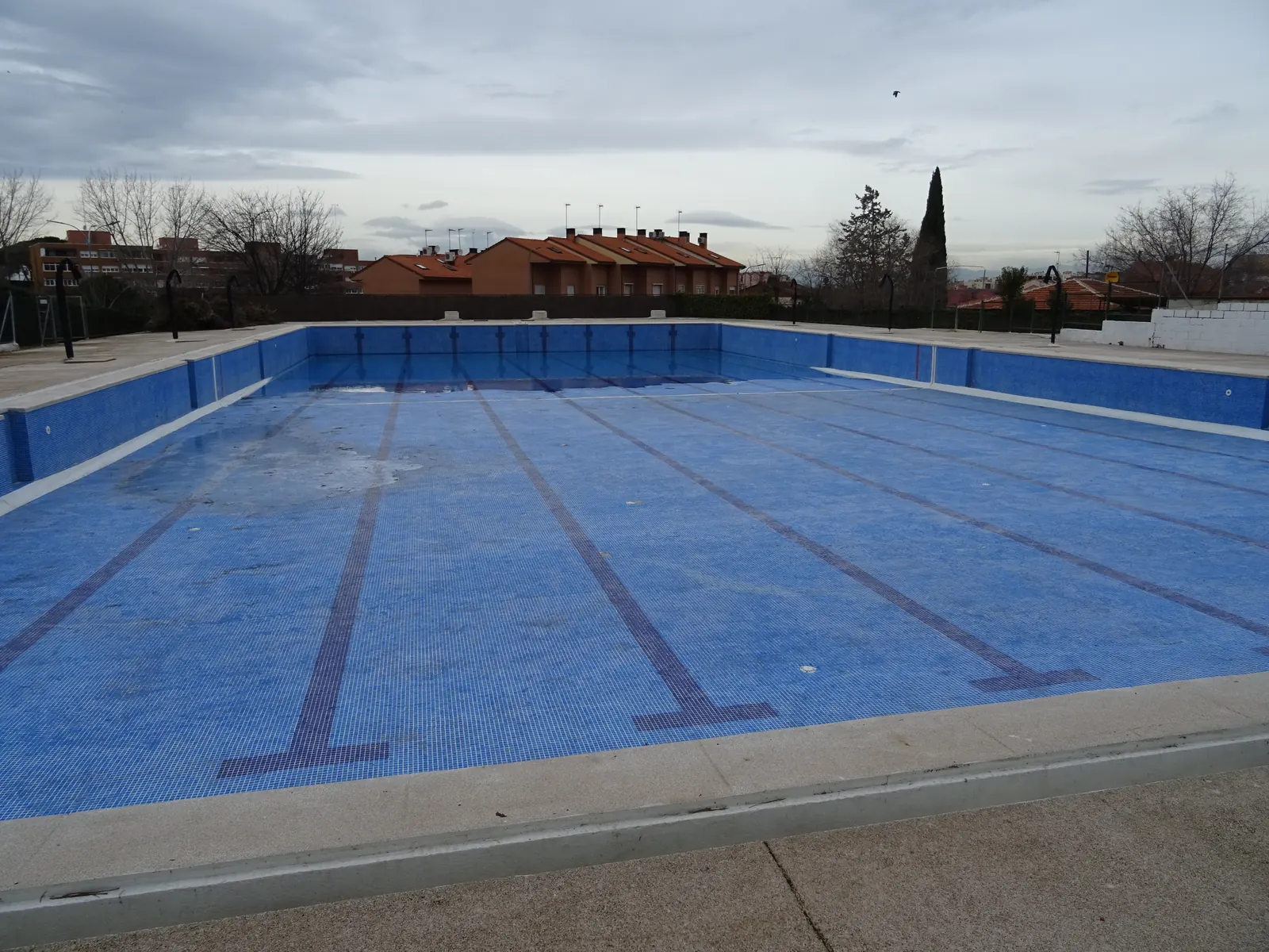Vaso de la piscina vacío y fuera de servicio antes de la intervención
