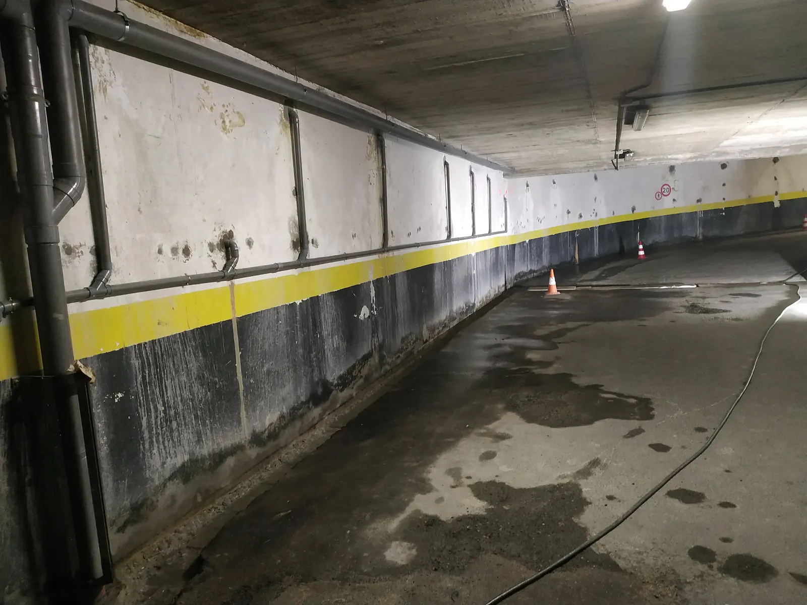 Colectores del sistema instalados a lo largo del muro de la rampa