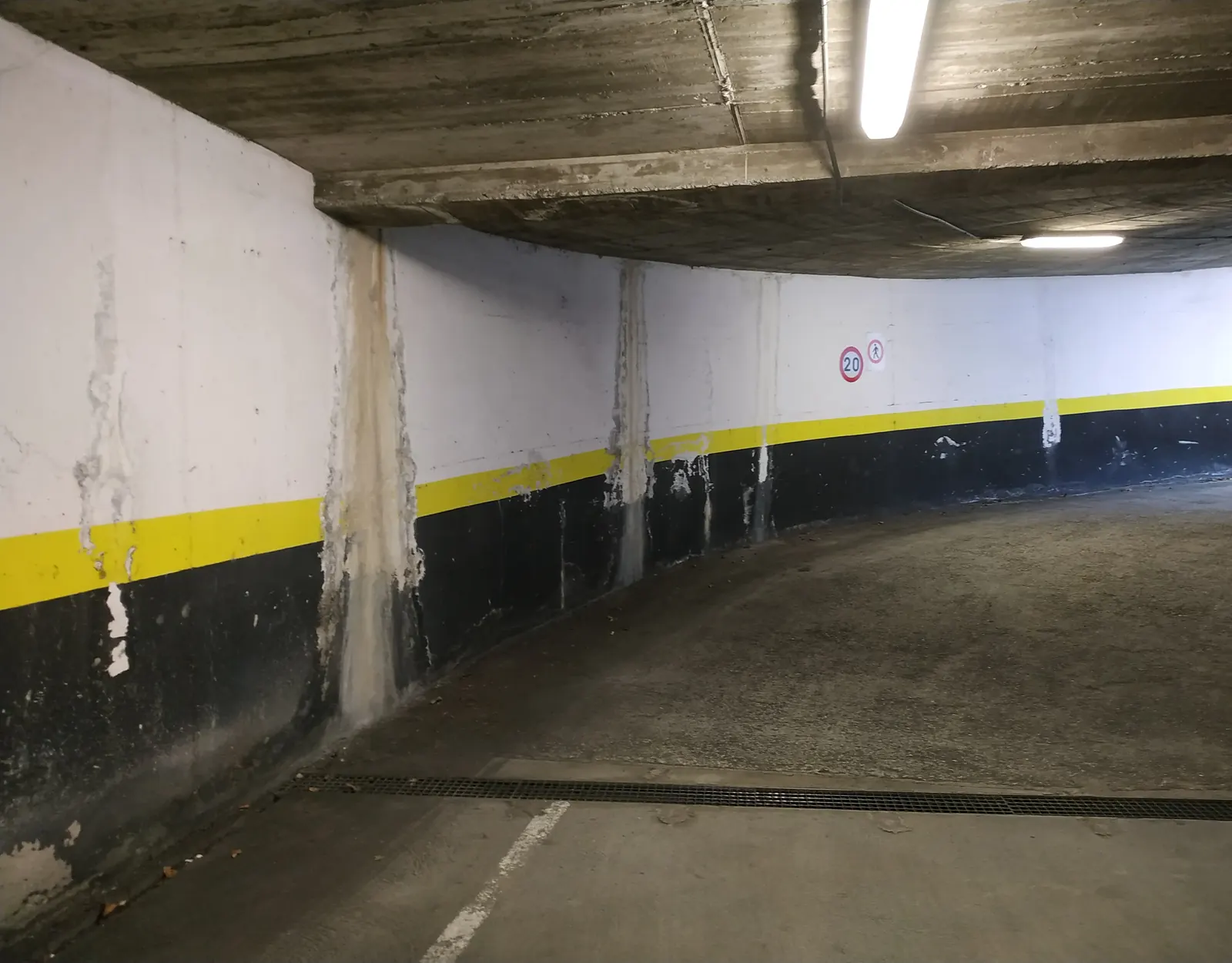 Muro curvo de la rampa con regueros de filtración y sales