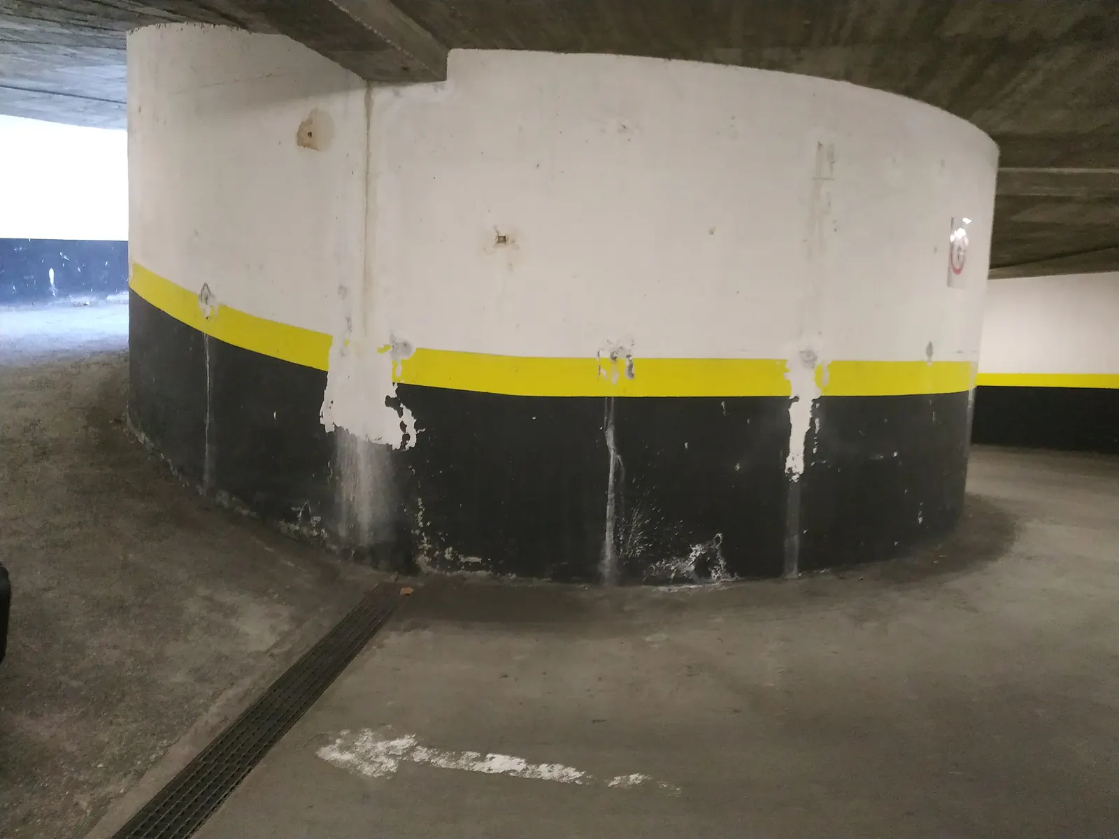 Núcleo central de la rampa con filtraciones en la junta del muro