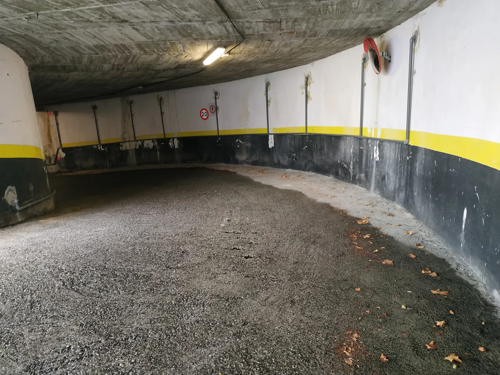 Tramo de la rampa durante la reposición del firme, con los colectores instalados en el muro