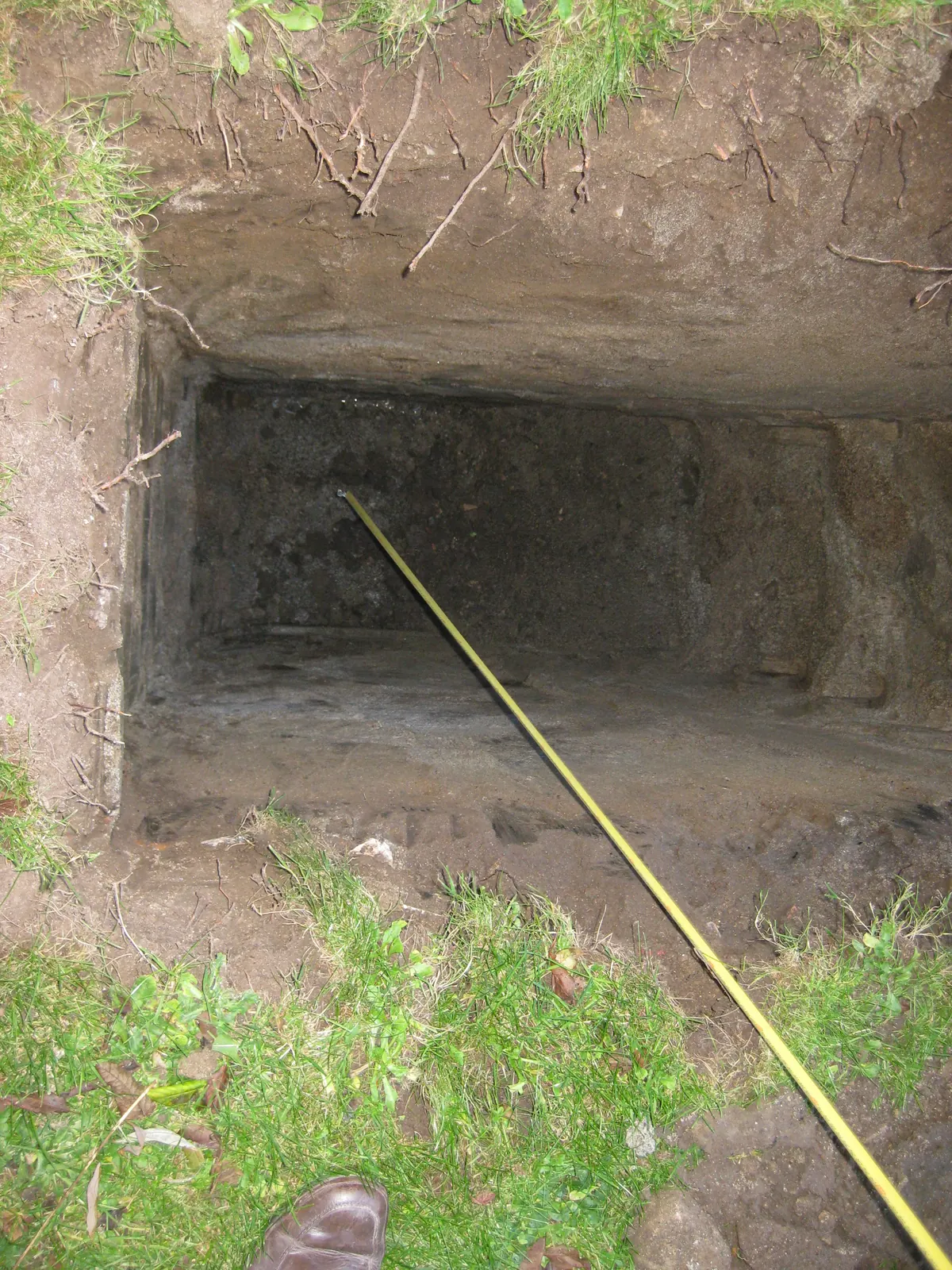 Excavación en el jardín con el perfil del terreno a la vista