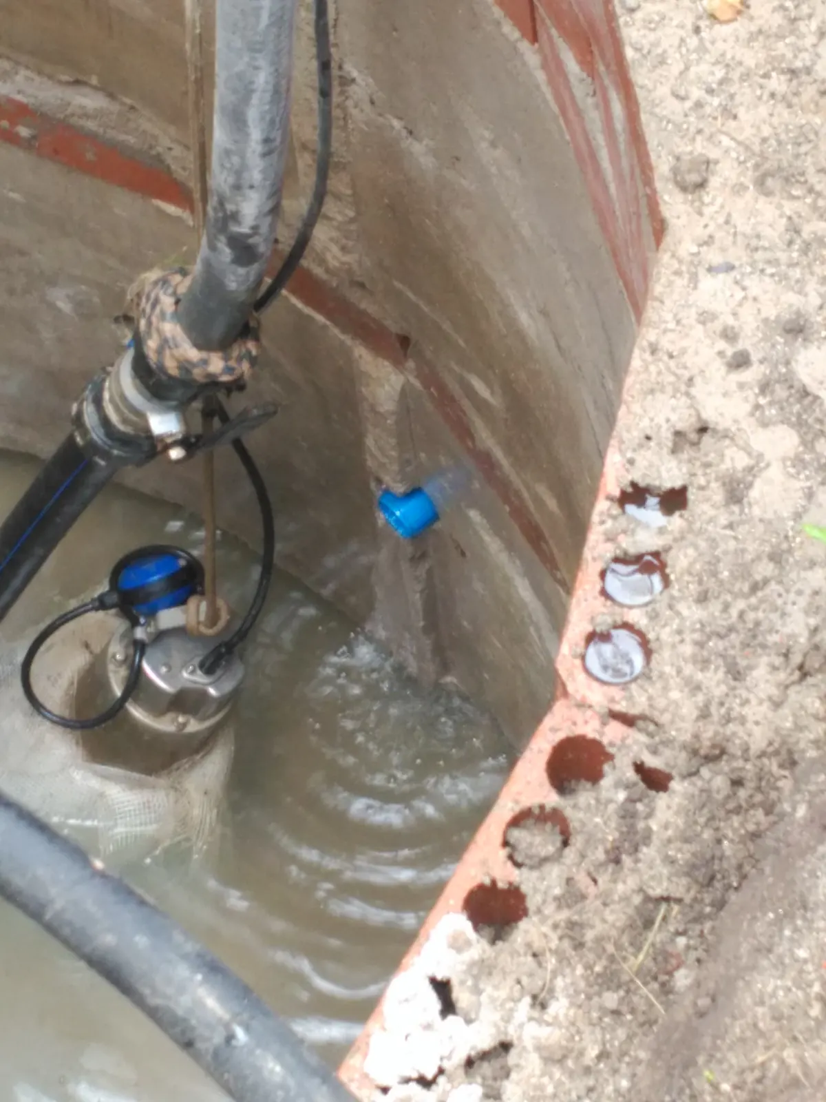 Foso receptor con el agua drenada entrando por los conductos del sistema
