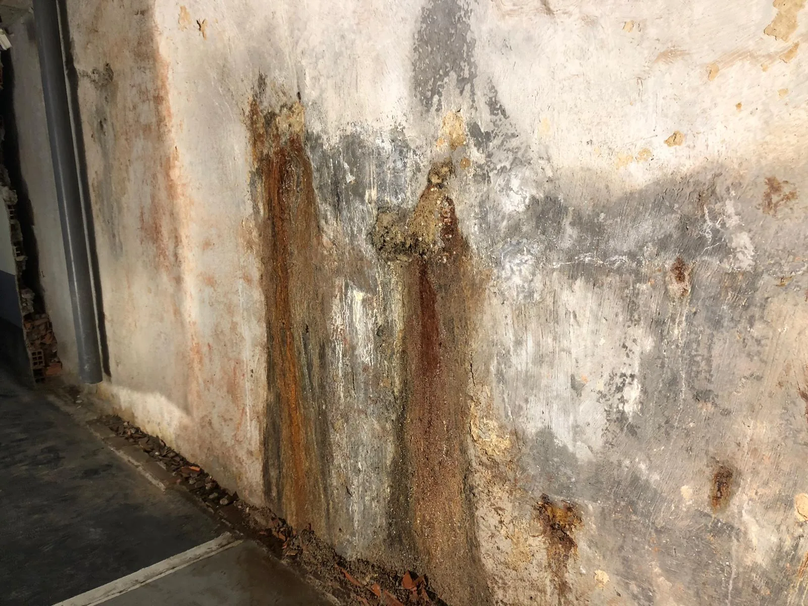 Muro de sótano con arrastre de finos y óxidos procedentes del terreno situado tras el cerramiento