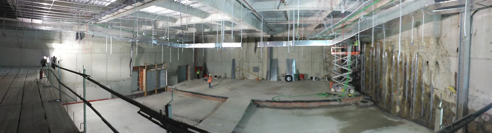 Panorámica de un sótano durante los trabajos de tratamiento del muro